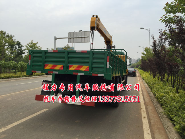 东风多利卡随车起重运输车
