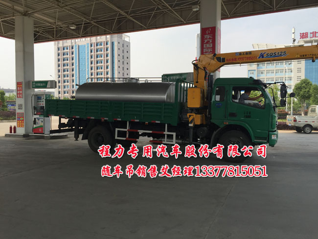 东风多利卡随车起重运输车