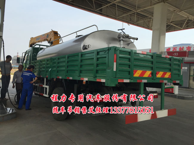 东风多利卡随车起重运输车